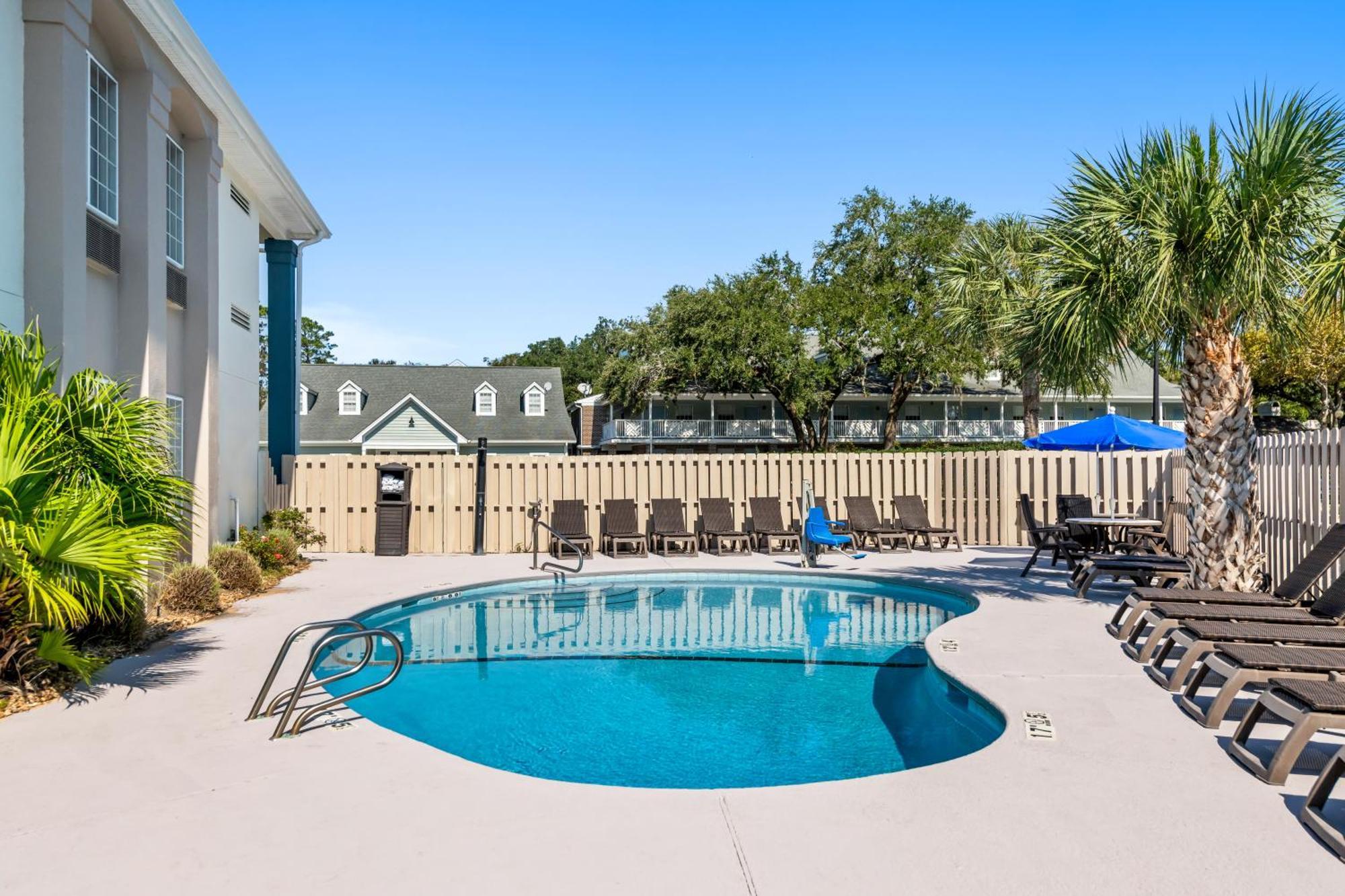 Holiday Inn Express Saint Simons Island, An Ihg Hotel St. Simons Island Exterior photo